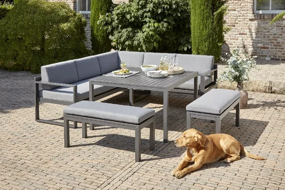 Gartenmöbel-Set mit Tisch und Sitzbänken